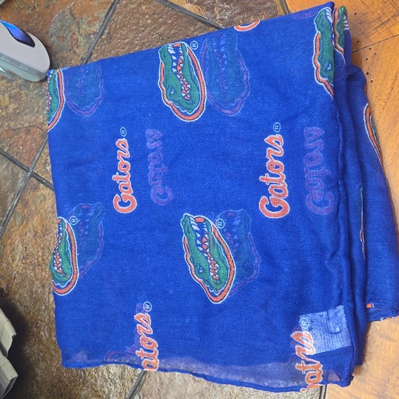 Gator Scarf - Picture 2 of 3